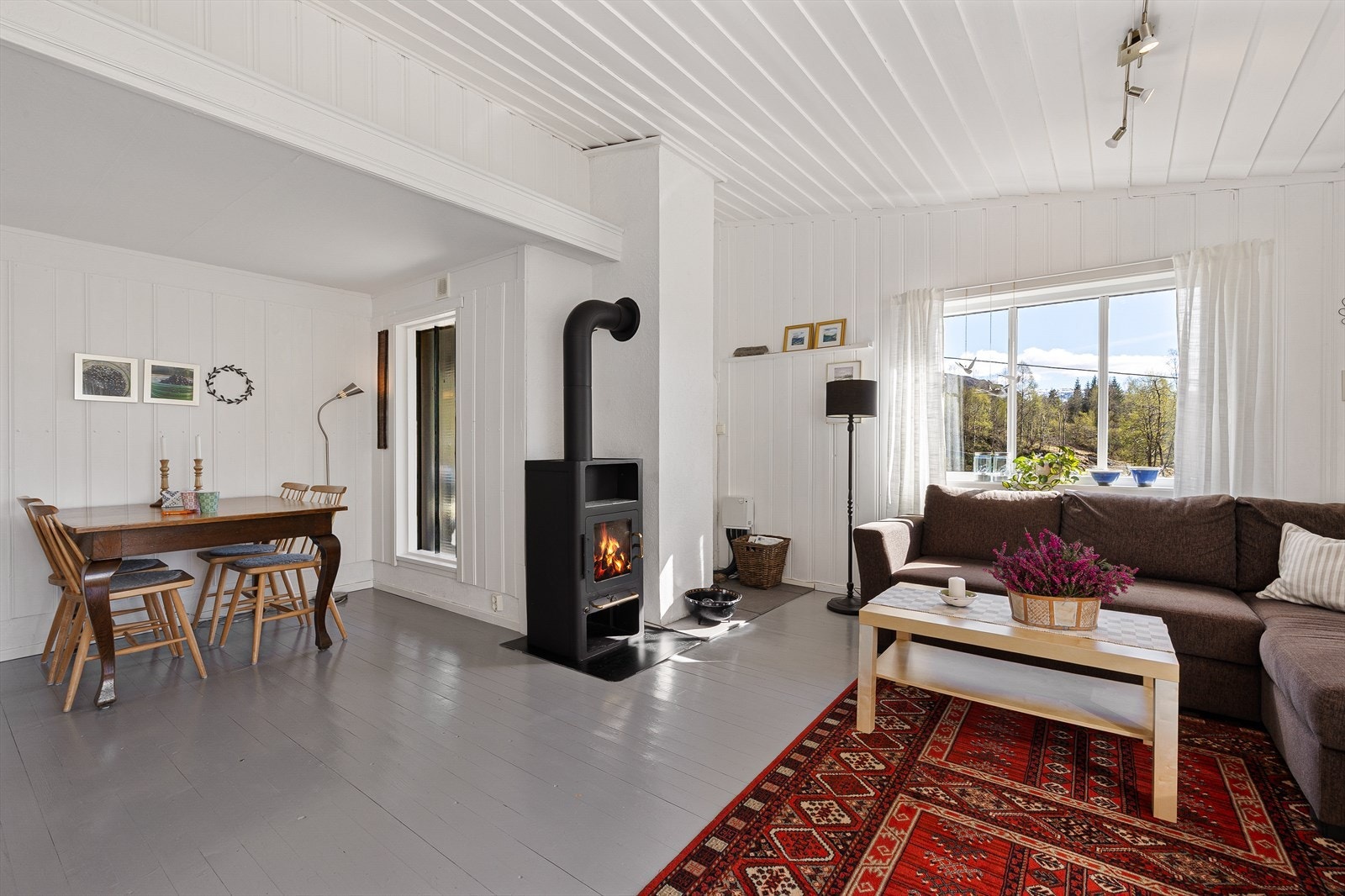 Flott stue med nyere og moderne vedovn/peisovn Galleribilde