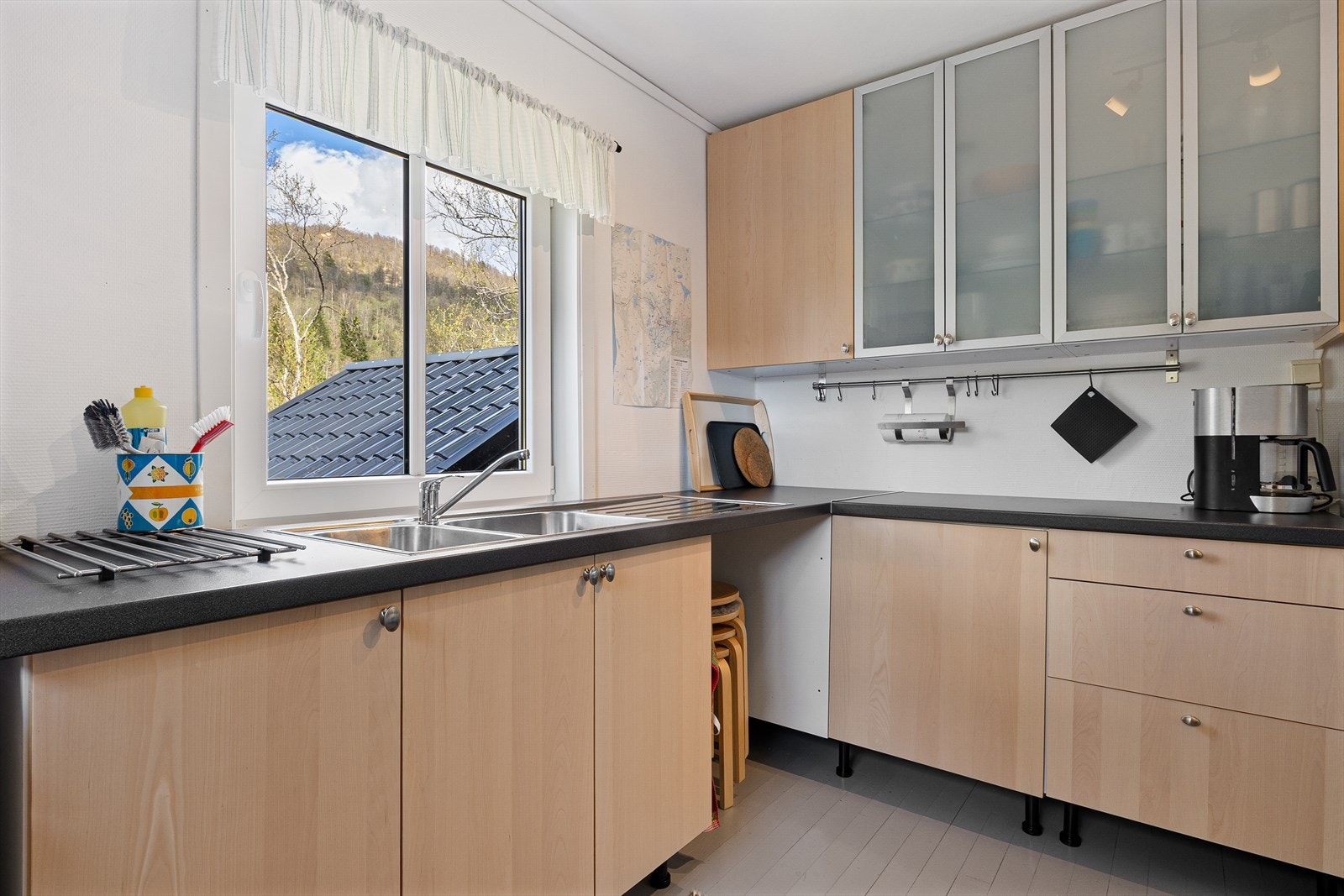 Nyere og innholdsrikt kjøkken fra 2012 Galleribilde