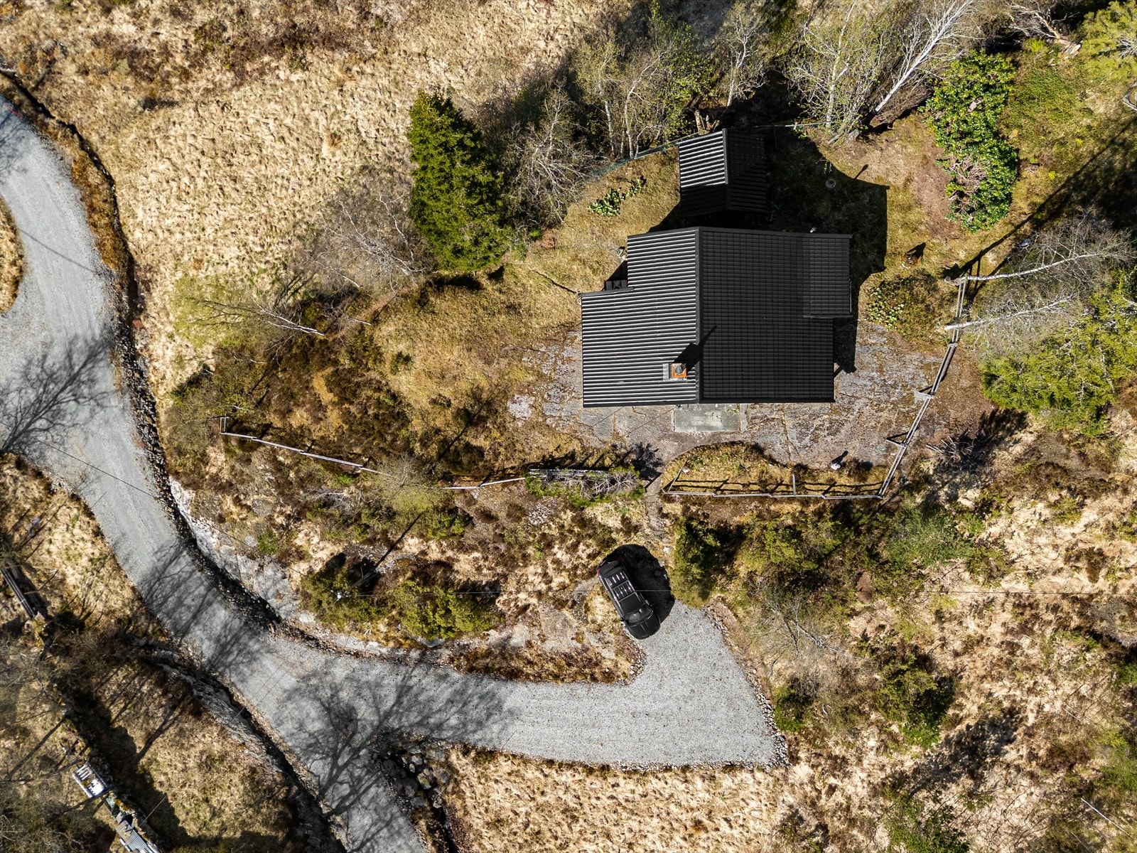 Oversiktsbilde - Viser bl.a. ny vei opp til hytten, parkering og nyere yttertak på hytten Galleribilde