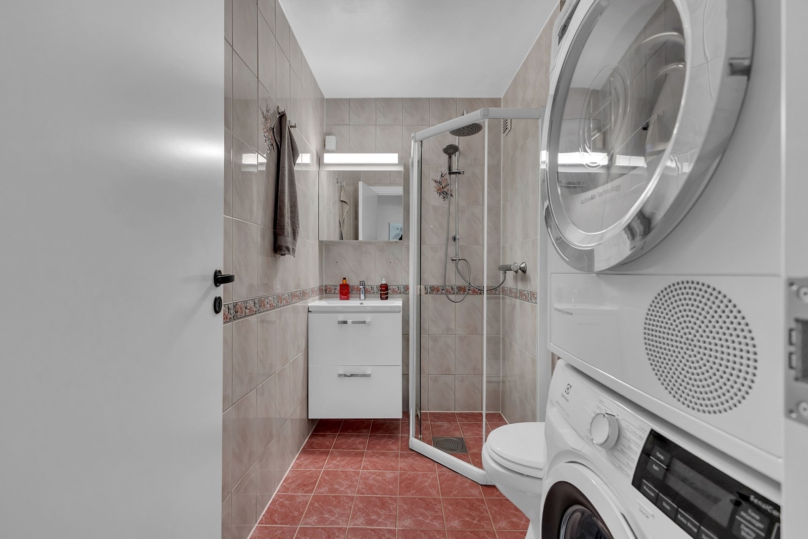 Badet inneholder servant, wc, dusj og opplegg til vaskemaskin og tørketrommel. Galleribilde