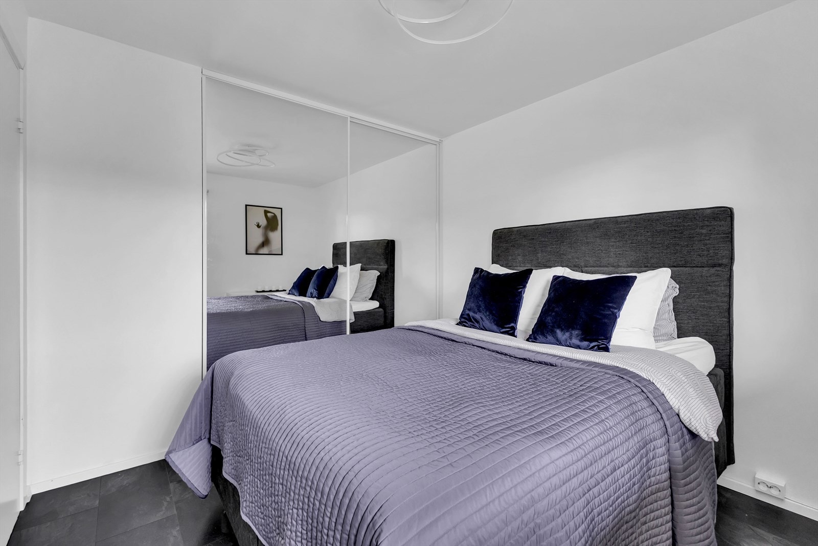 Stor og praktisk skyvedørsgarderobe på soverom. Galleribilde
