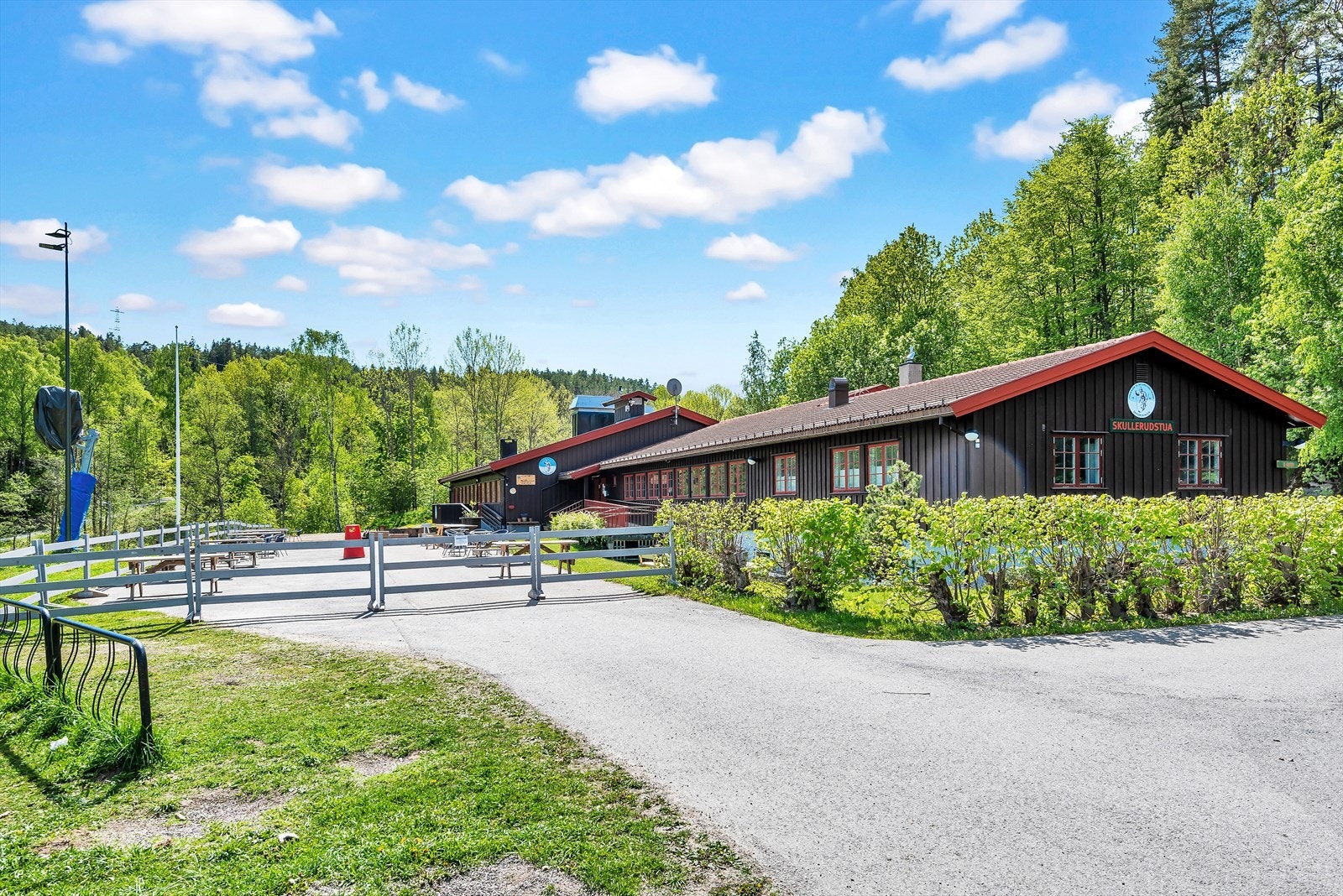Kun en liten spasertur unna boligen ligger Skullerudstua og flere flotte turmuligheter i Østmarka. Galleribilde
