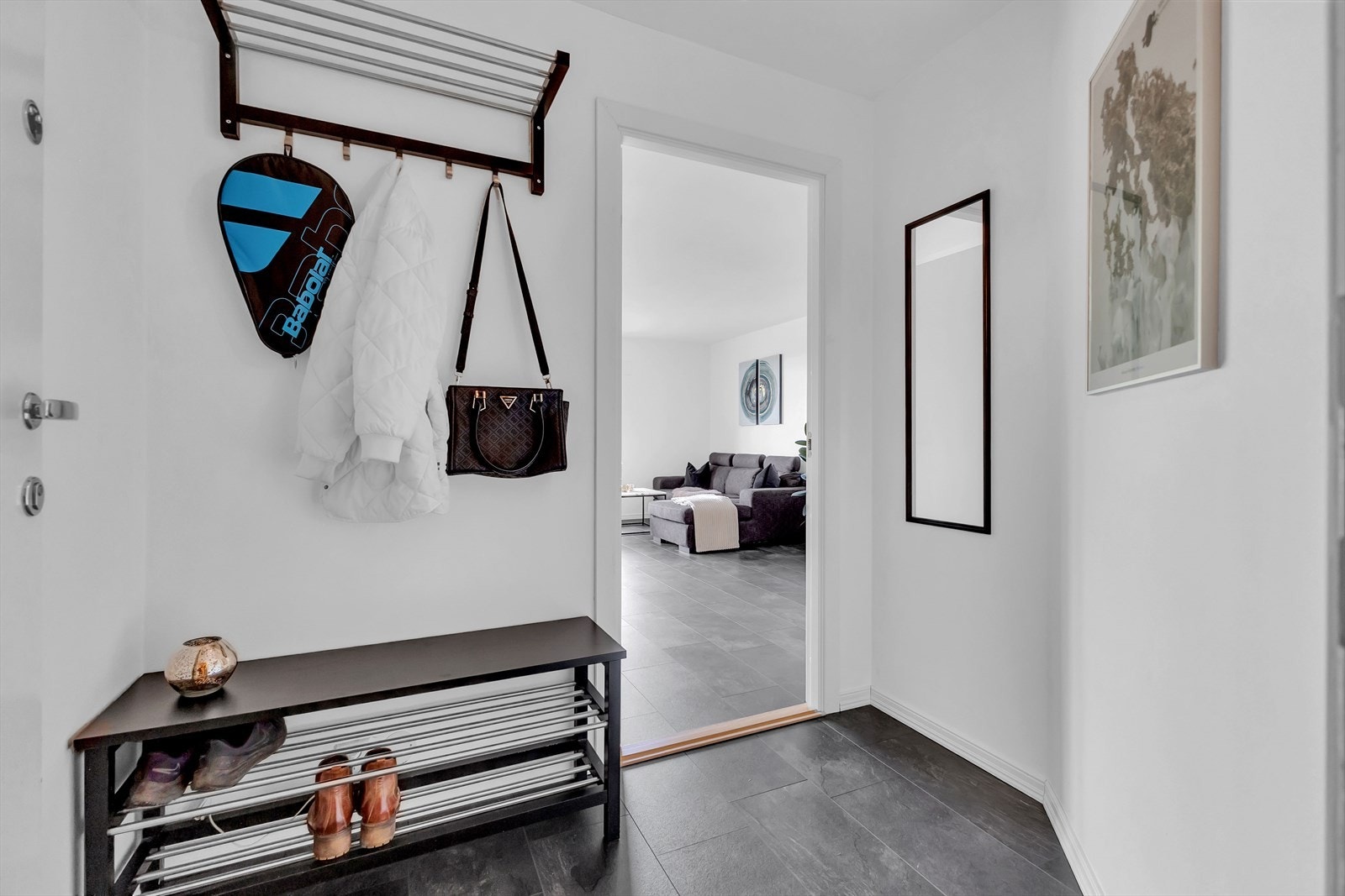 Her ønskes du velkommen inn i en lys og fin entre. Galleribilde