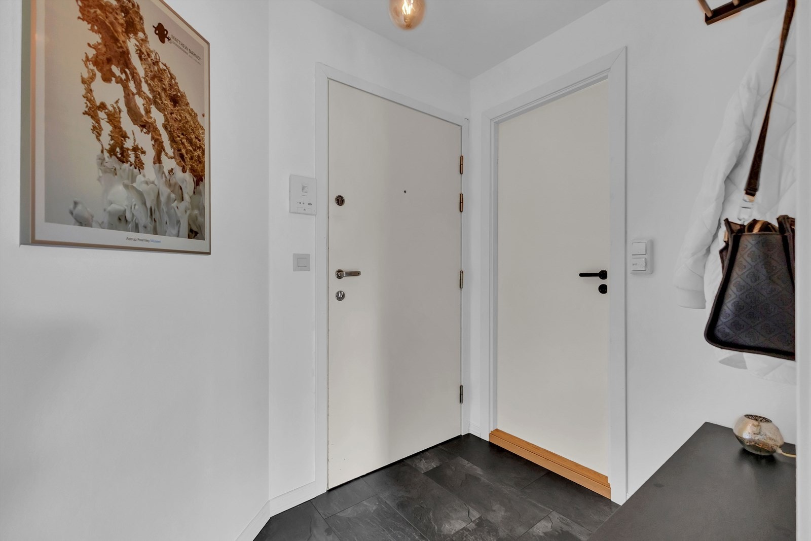 Fra entreen tar du deg videre til stue og bad. Galleribilde