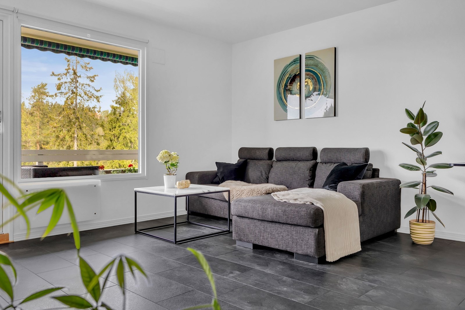 Store vindusflater som slipper inn rikelig med dagslys. Galleribilde