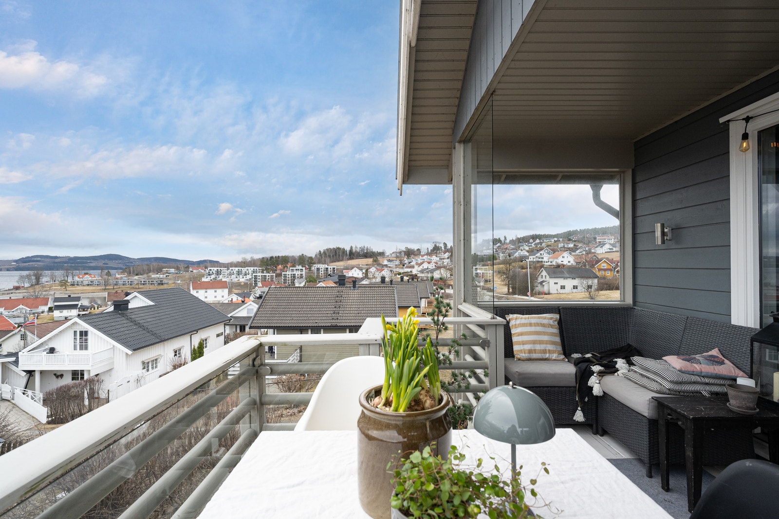 Altanen er delvis overbygd, ideelt for allsidig vær. Galleribilde