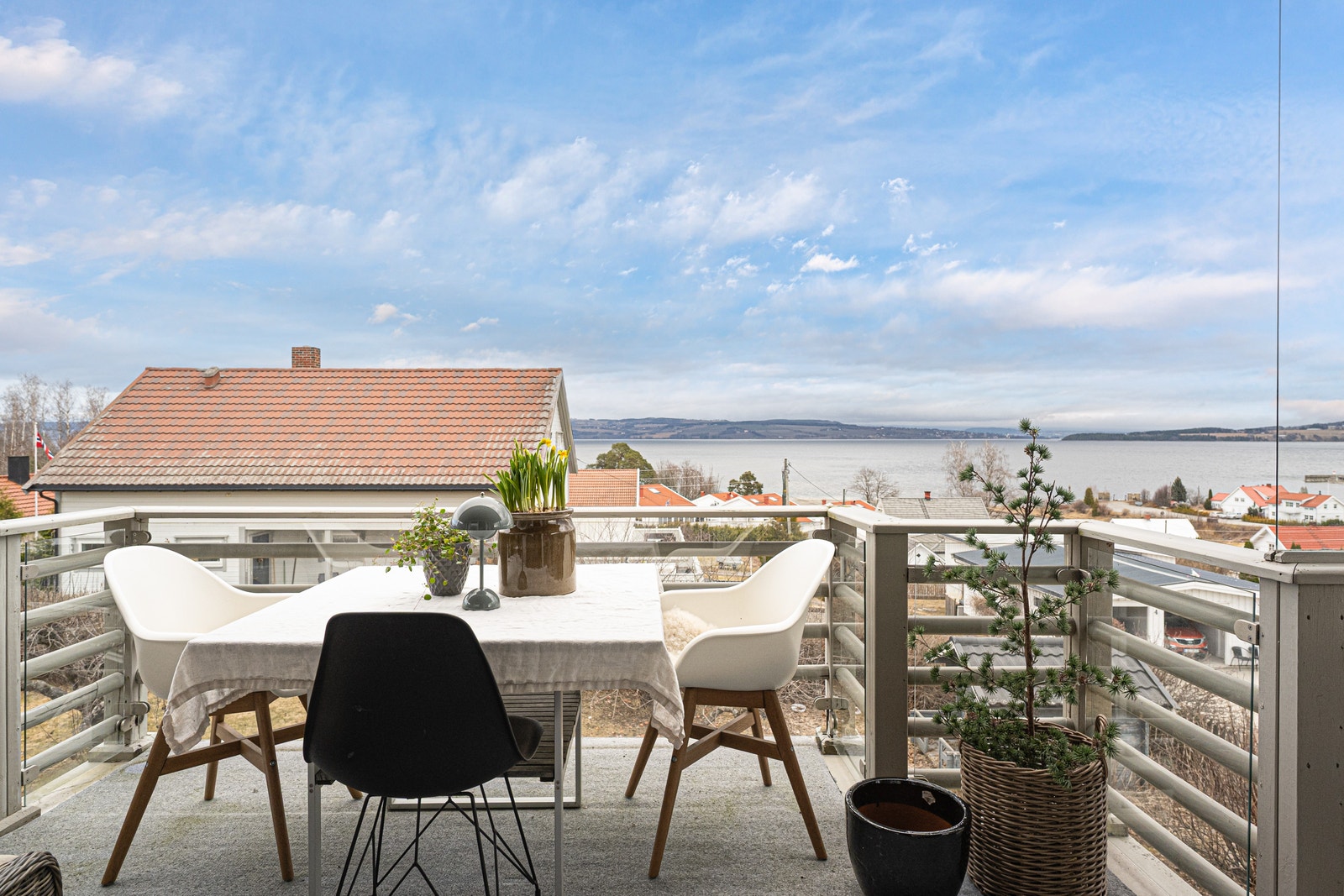 Nordvendt altan med god utsikt over Mjøsa. Galleribilde