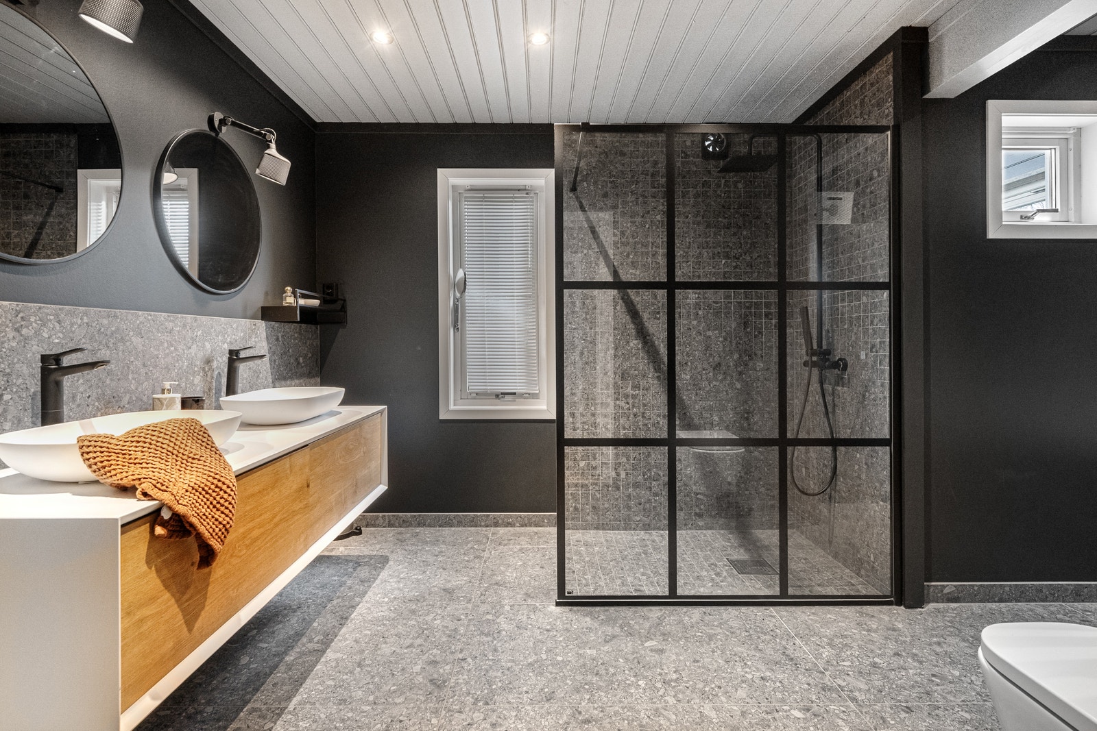 Moderne stilrent bad med waterfall dusj Galleribilde