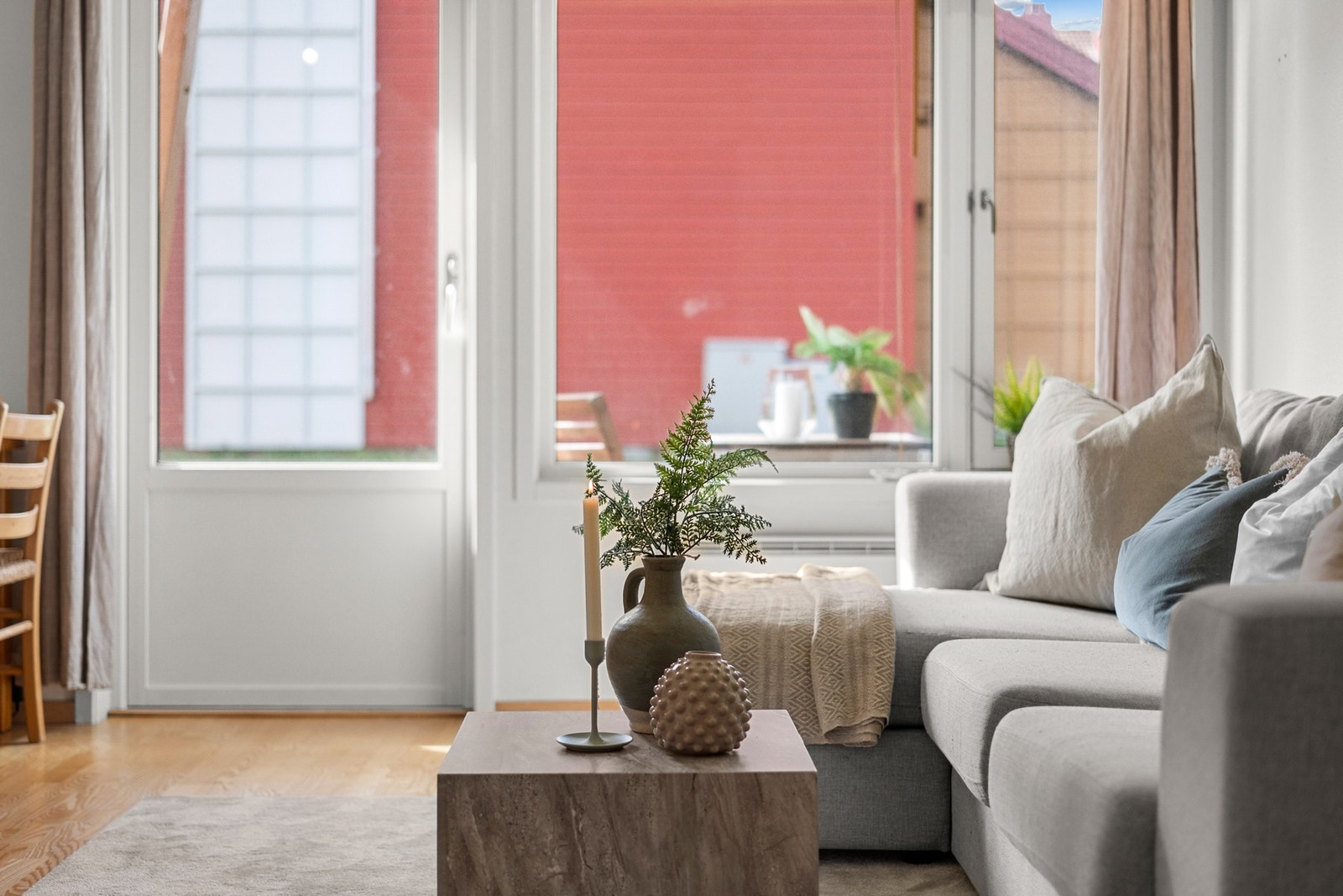 Fra stuen får man direkte utgang til terrassen på 5 kvm. Galleribilde