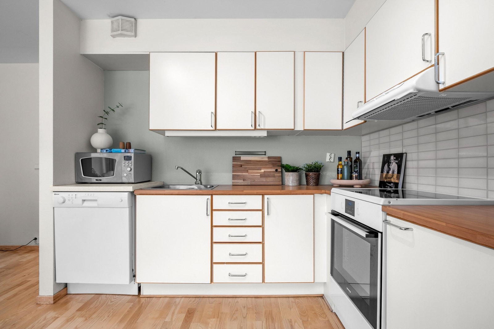 Lyst og fint kjøkken fra HTH. Galleribilde