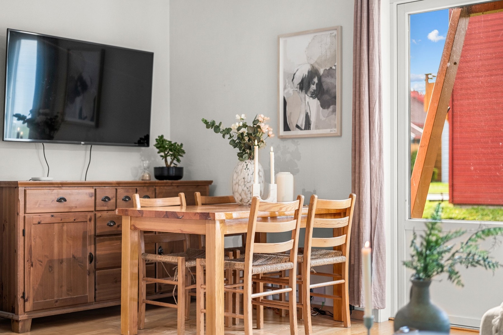 God plass til en romslig spisegrupppe på stue/kjøkken. Galleribilde