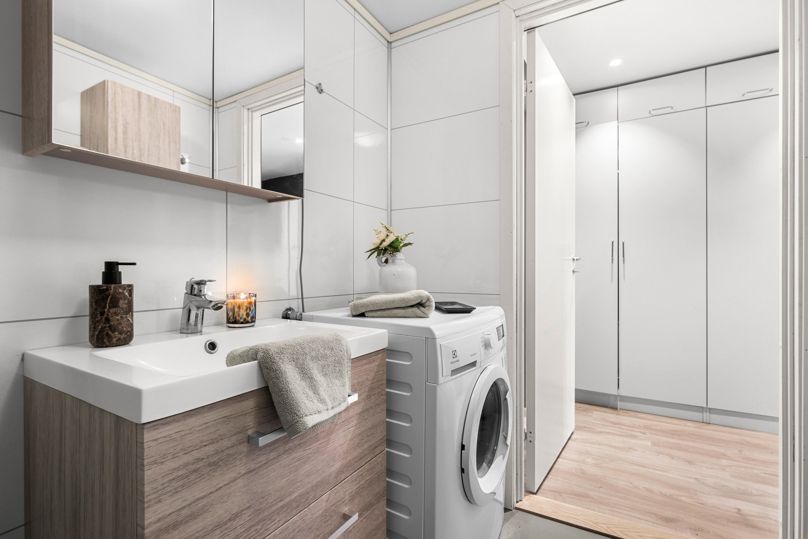 Stilrent bad som ble oppgradert i 2016. Badet har fått TG1 fra takstmann. Galleribilde