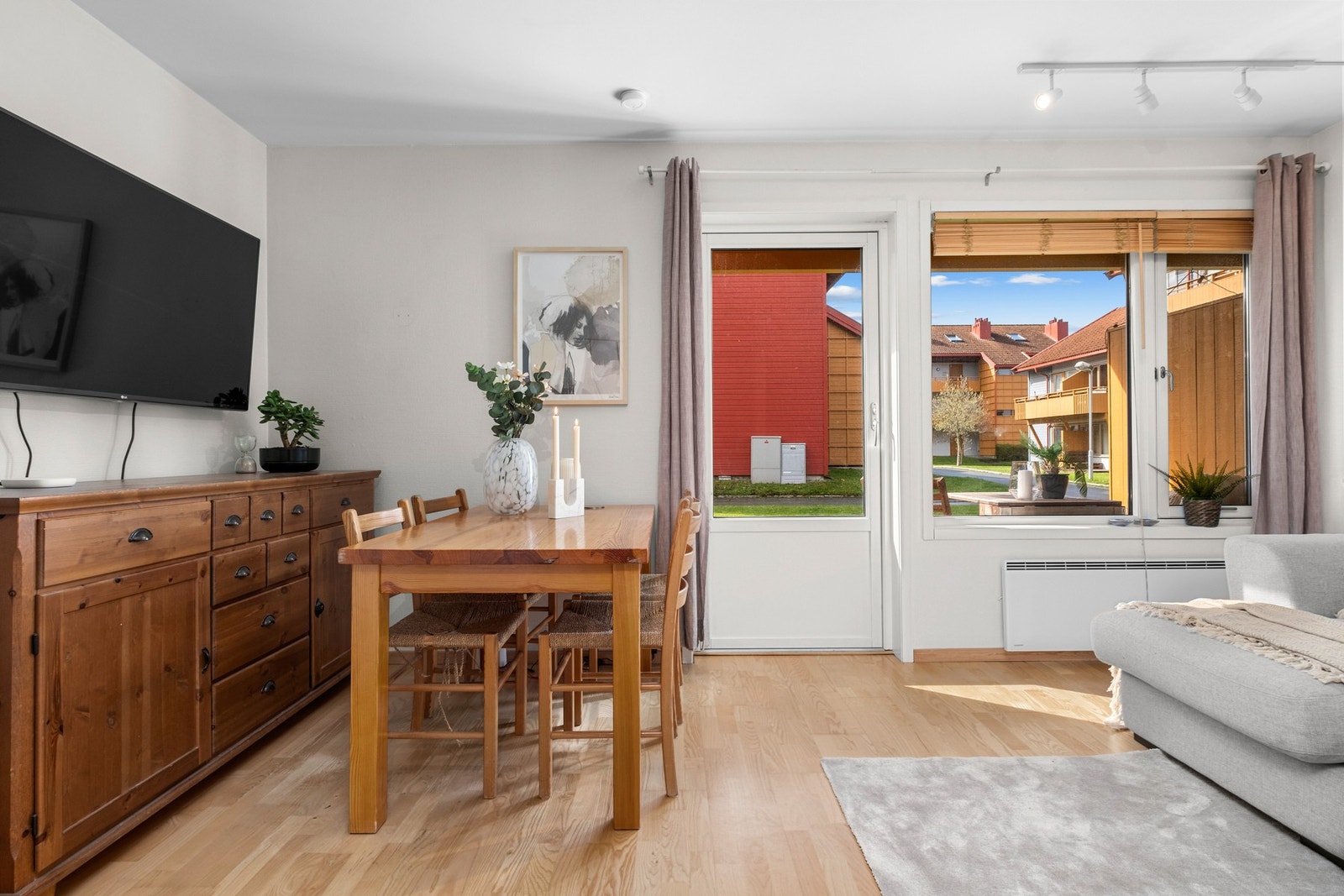 Spisegruppen finner sin naturlige plass i stuehjørnet. Galleribilde