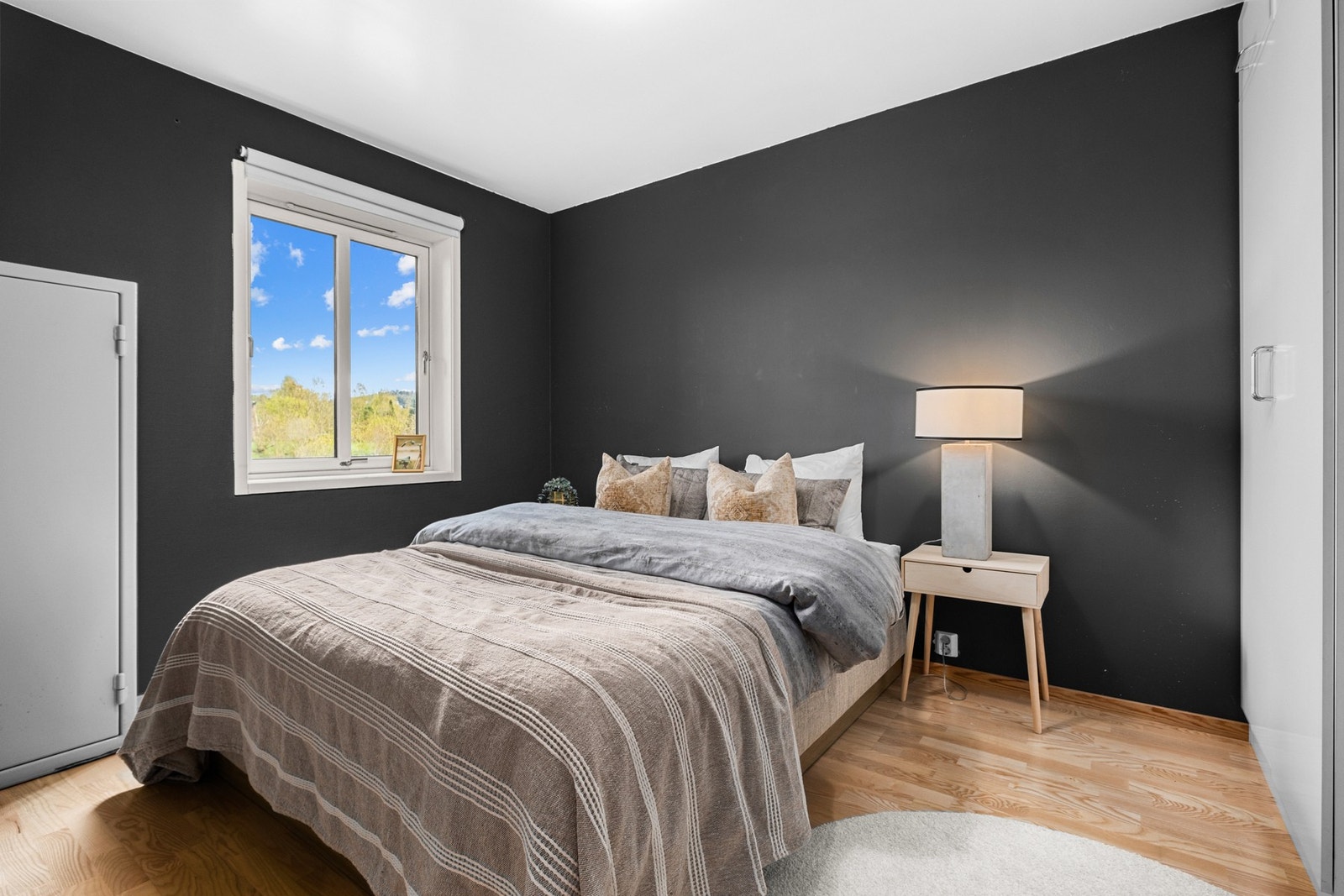 Romslig soverom på 10,5 kvm. Soverommet er både svalt og vender ut mot rolig fellesareal. Galleribilde