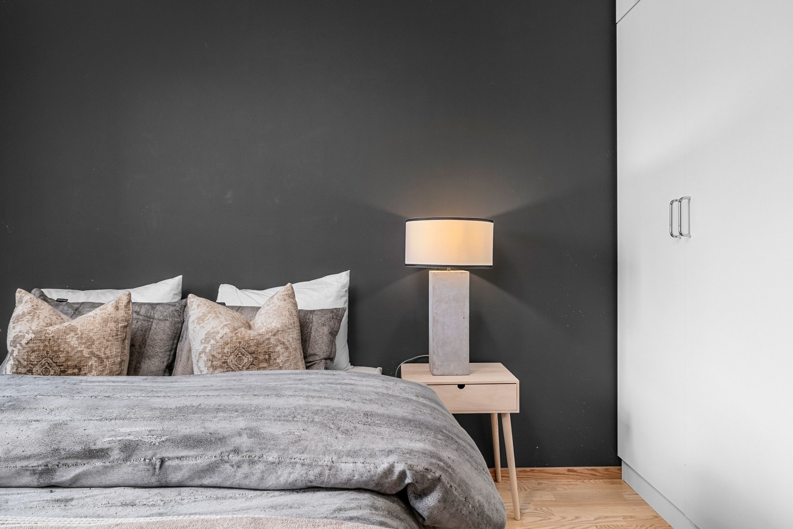 Soverommet har god plass til en stor dobbeltseng samt nattbord, skrivepult og garderobeskap. Galleribilde