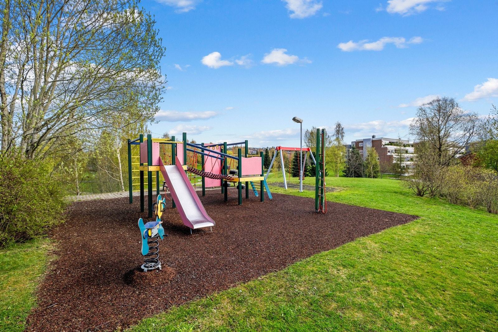 Flotte grøntarealer med lekeplass like ved leiligheten. Galleribilde