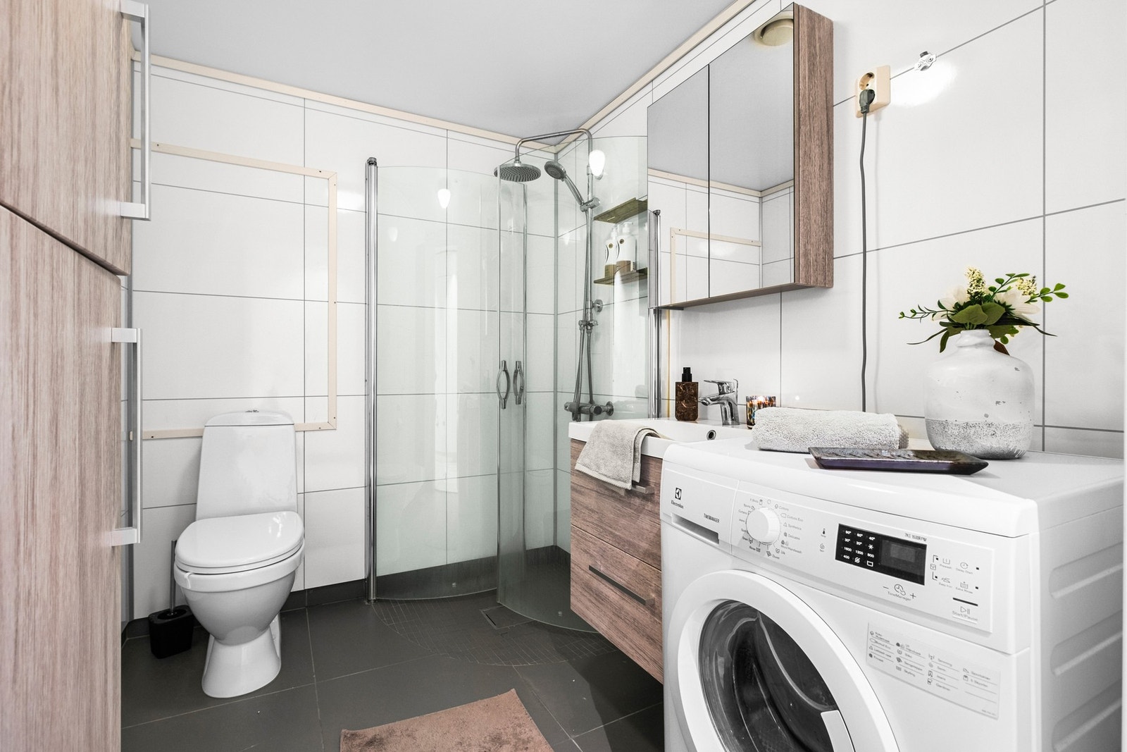 Baderommet er på 4,5 kvm. Leiligheten har balansert ventilasjon. Galleribilde