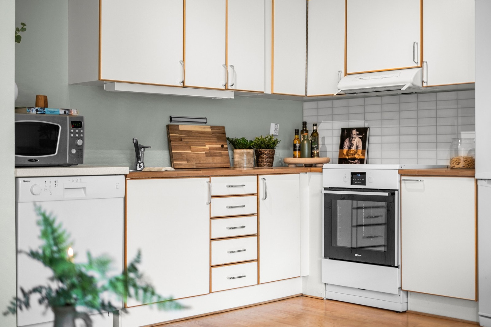 Velutstyrt kjøkken med oppvaskmaskin, komfyr, stekeovn kjøl og fryseskap. Galleribilde