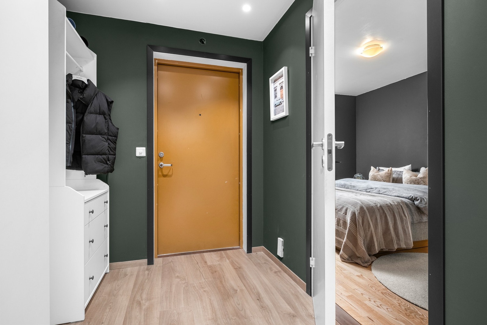 Romslig entrè på 7,5 kvm. med stor garderobeløsning som medfølger. Galleribilde