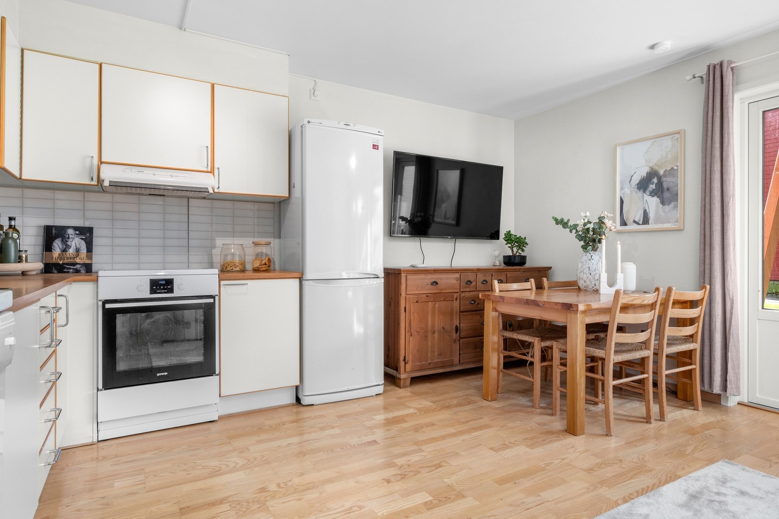 Åpen stue/kjøkken løsning gir leiligheten en luftig og åpen følelse. Galleribilde