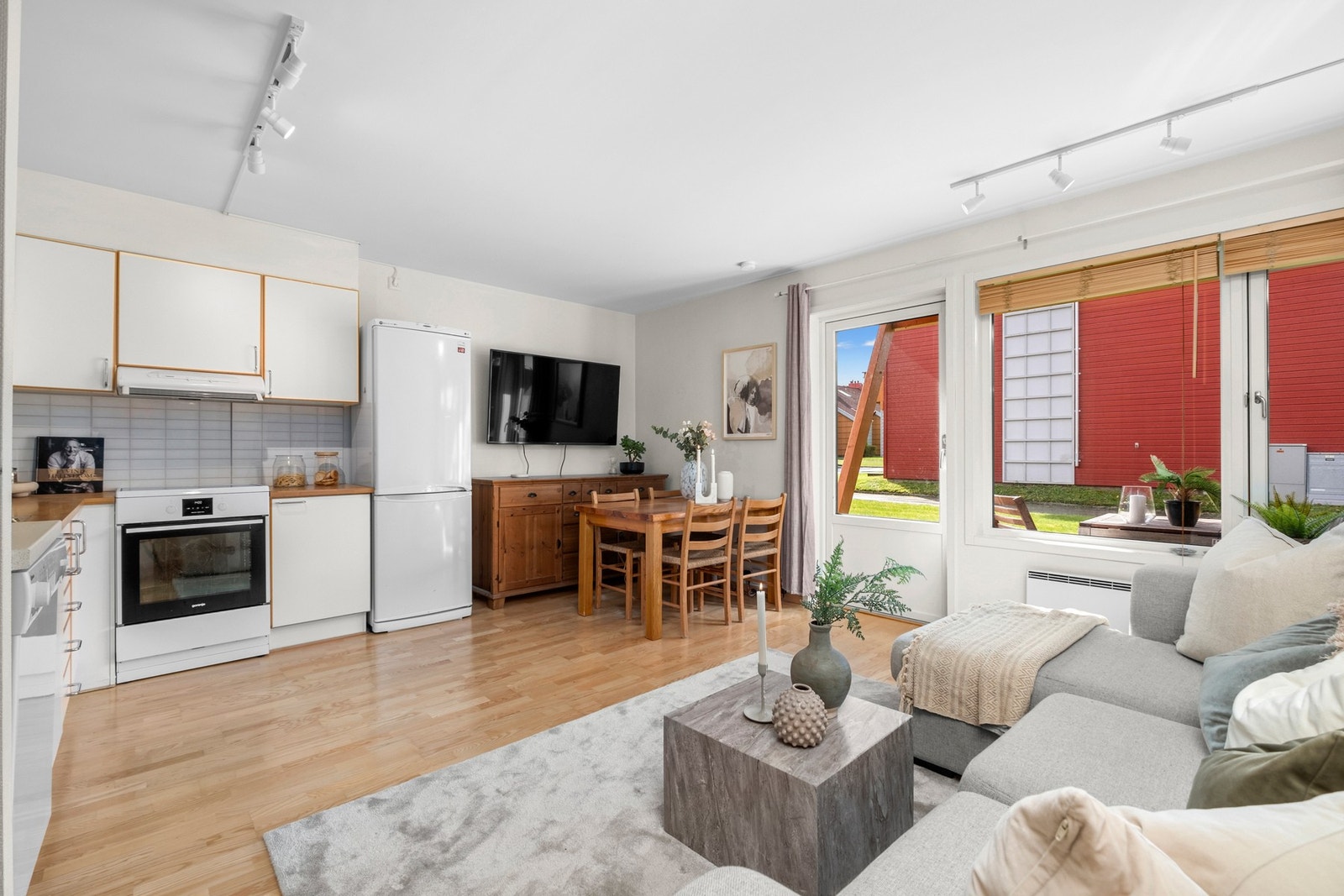 Stuen har store vindusflater som slipper rikelig med naturlig lys inn i rommet. Galleribilde