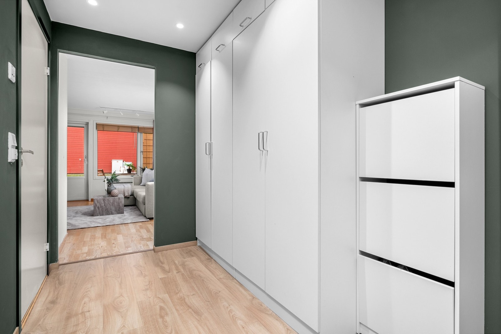 Pent oppusset entré (2024) som er oppgradert med nye guv og oppmalte flater. Galleribilde