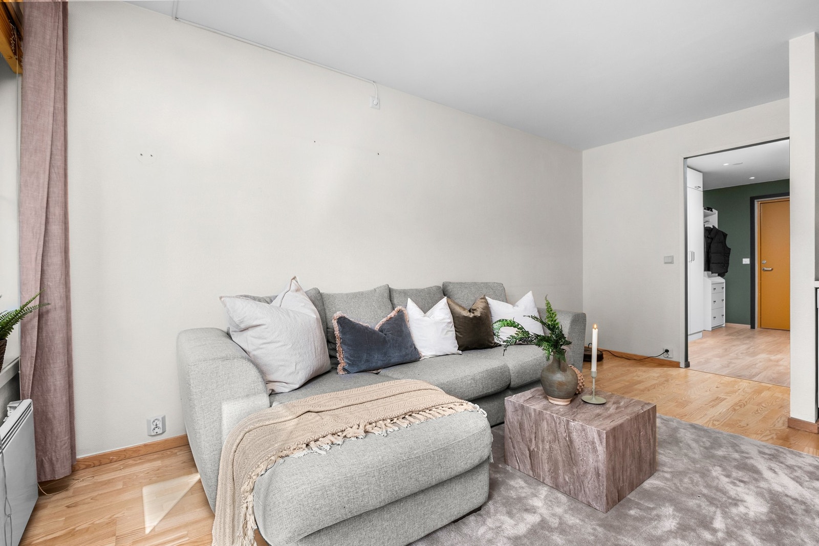 Romslig stue og kjøkkenløsning på 21,5 kvm. Galleribilde