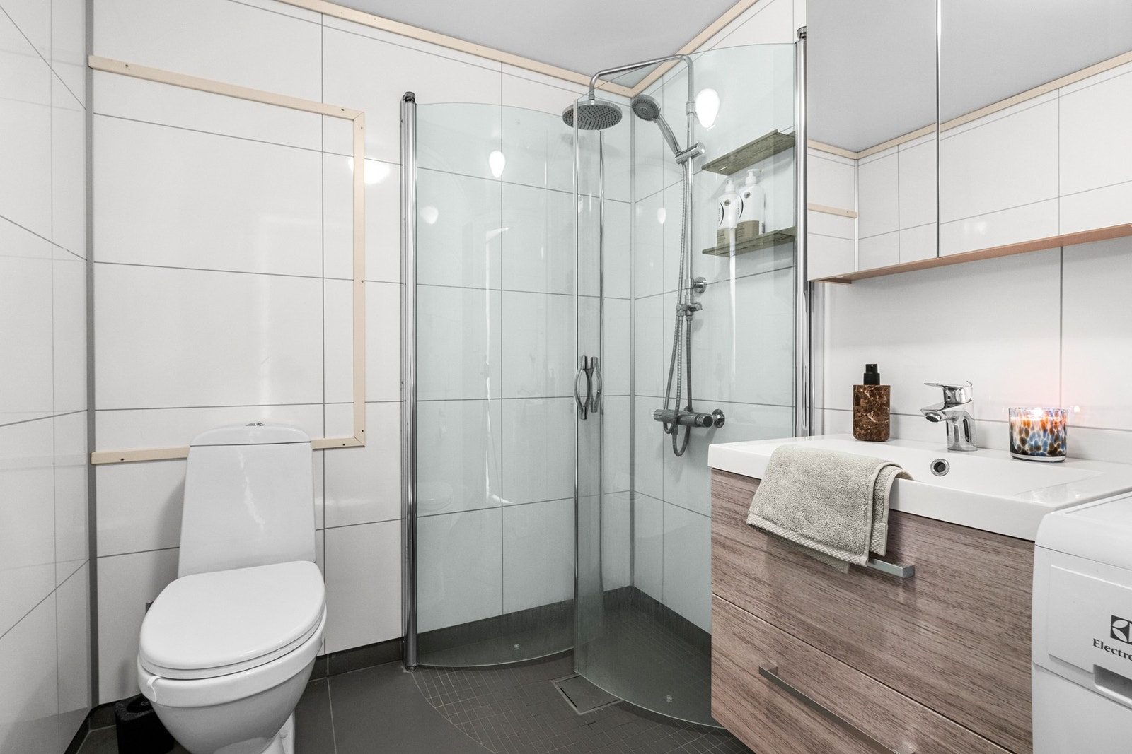 Badet er utstyrt med gulvvarme, servant, servantskap, klosett, opplegg for vaskemaskin og dusj. Galleribilde