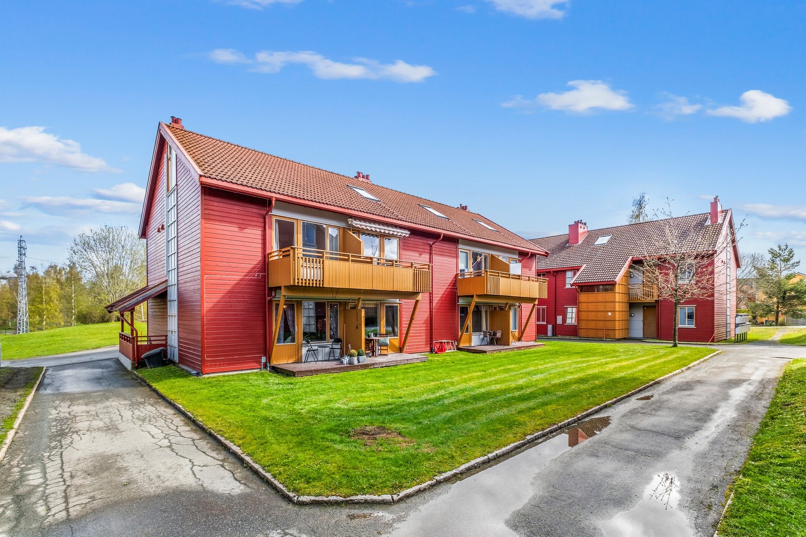 EiendomsMegler 1 ved Marianne Vasiljevic ønsker velkommen til
Søndre Berg 18 B. Galleribilde