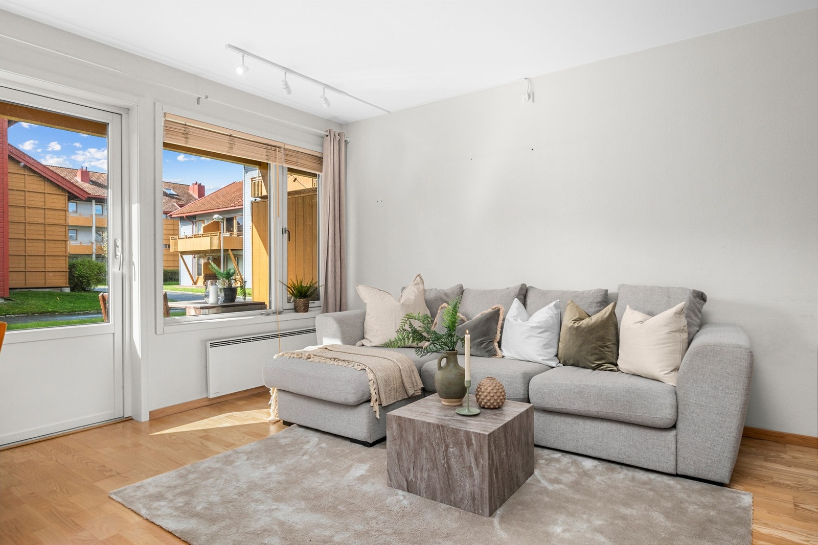 Lys og pen stue som har direkte utgang til privat terrasse og felles hage. Galleribilde