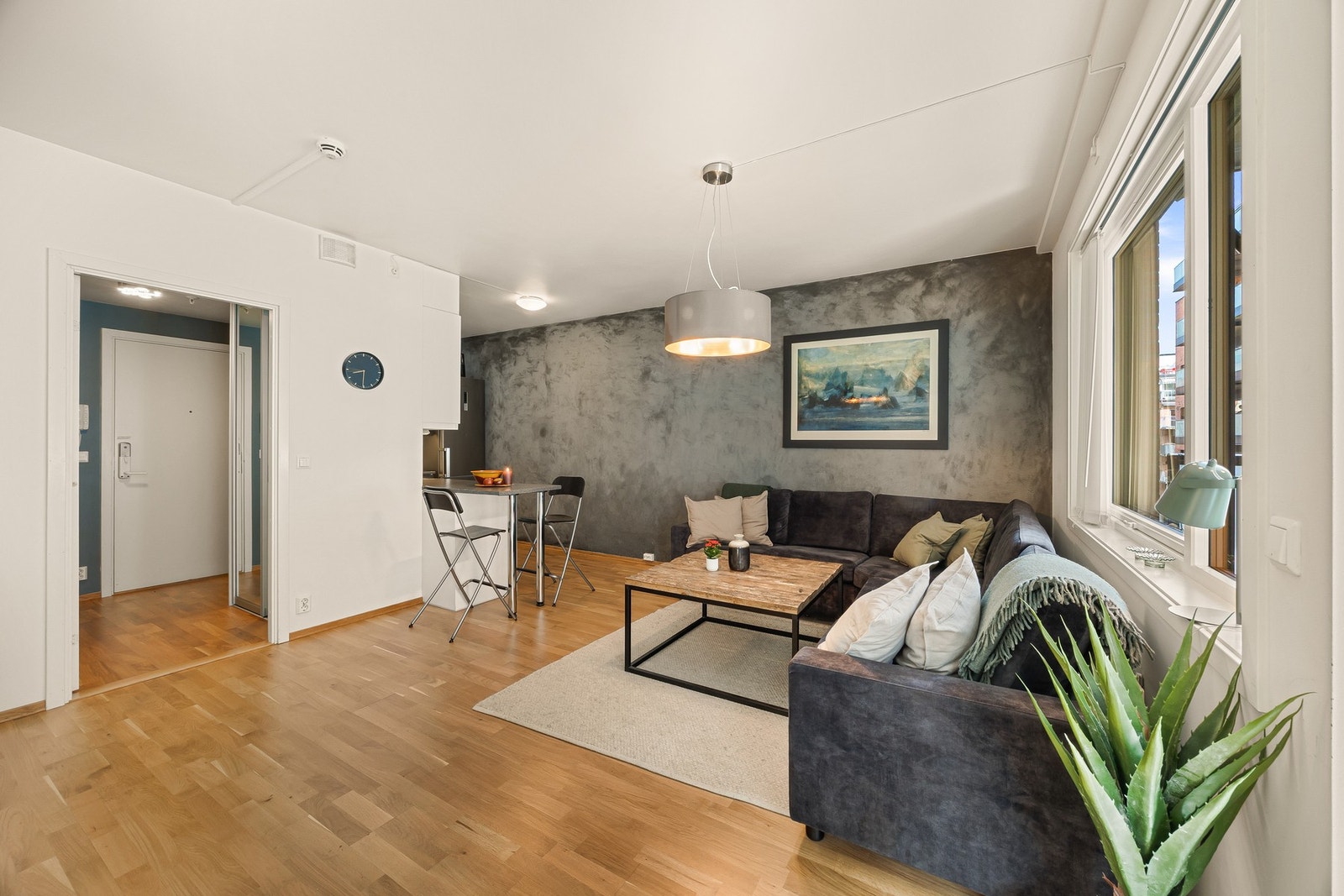 Stuen er romslig med god plass til sofa og spisebord. Galleribilde