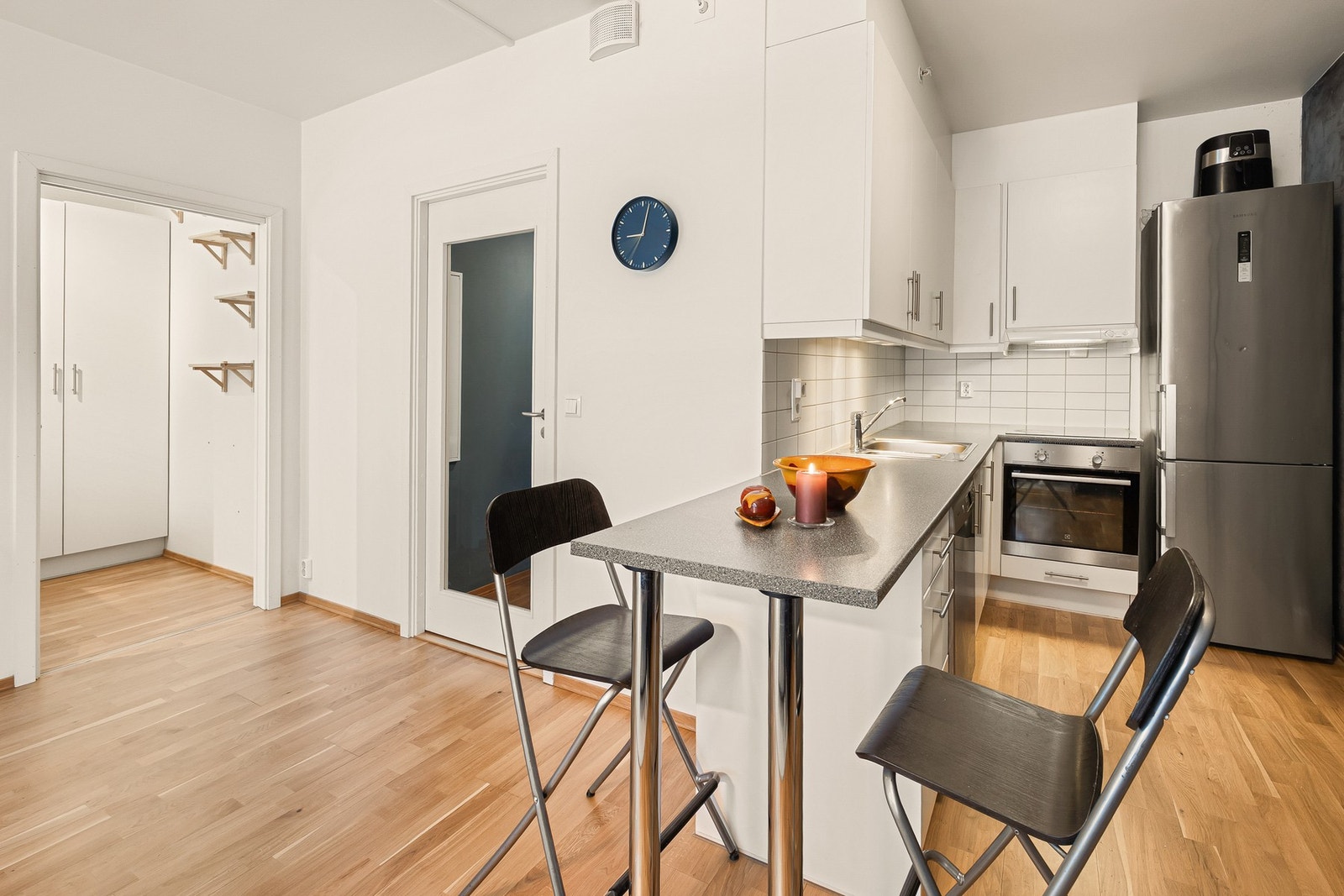 Kjøkkenet har godt med skap og benkeplass. Galleribilde