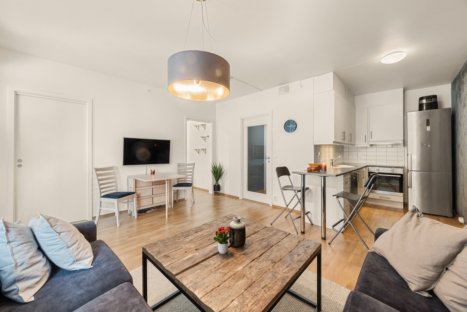 Arealeffektiv planløsning med god plass til spisebord eller bruk av benken for en enklere løsning. Galleribilde