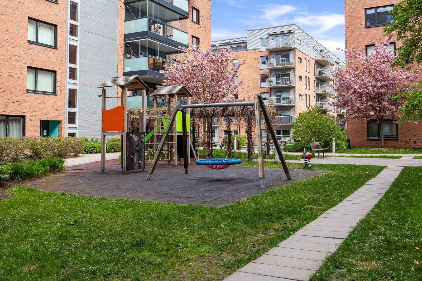 Lekeplass i felles bakgård. Kværnerbyen er kjent for et familievennlig og rolig nabolag som er trygt og godt å bo i! Galleribilde