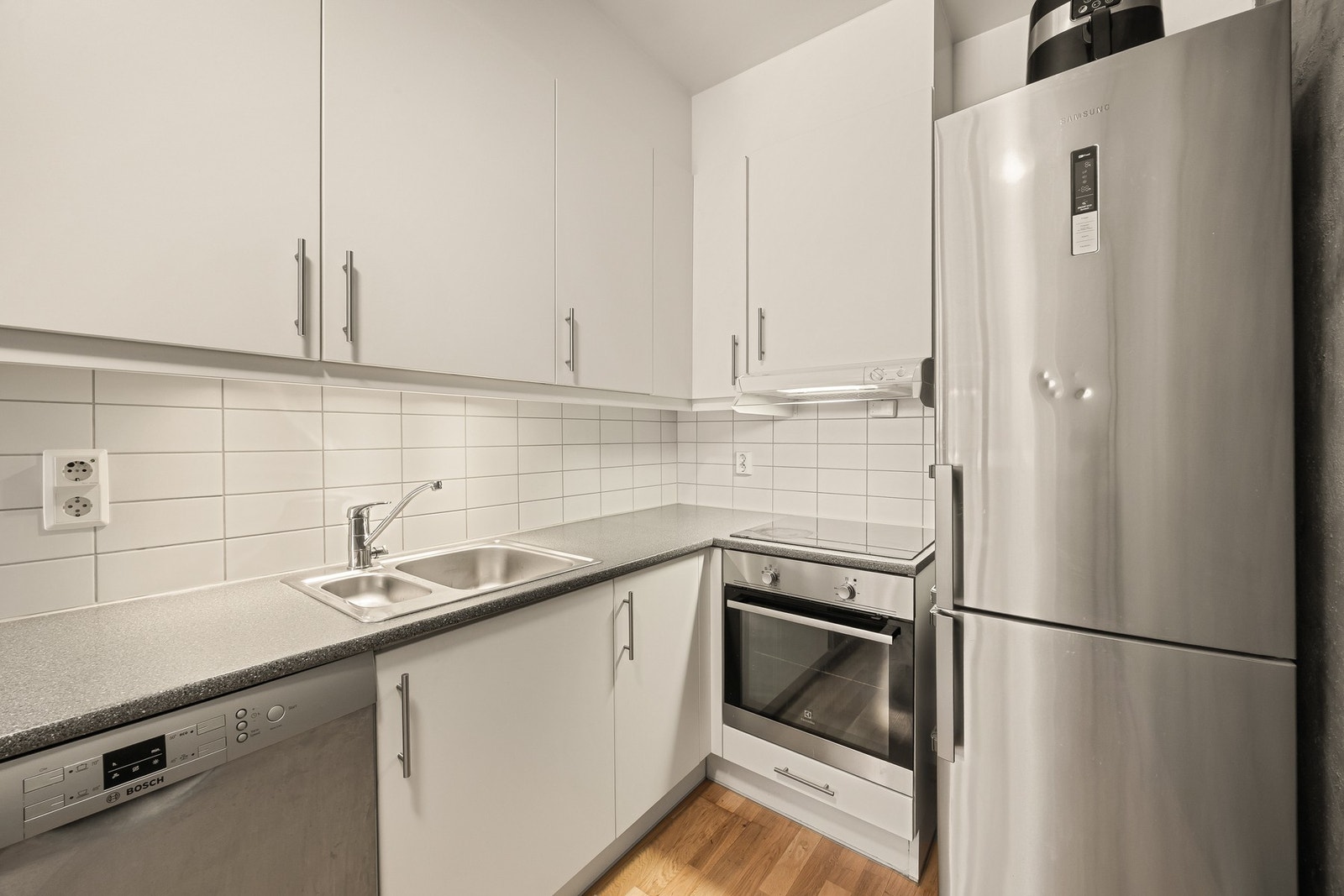 Frittstående hvitevarer, nedfellbar kum, laminat benkeplate og avtrekk til felles anlegg. Galleribilde