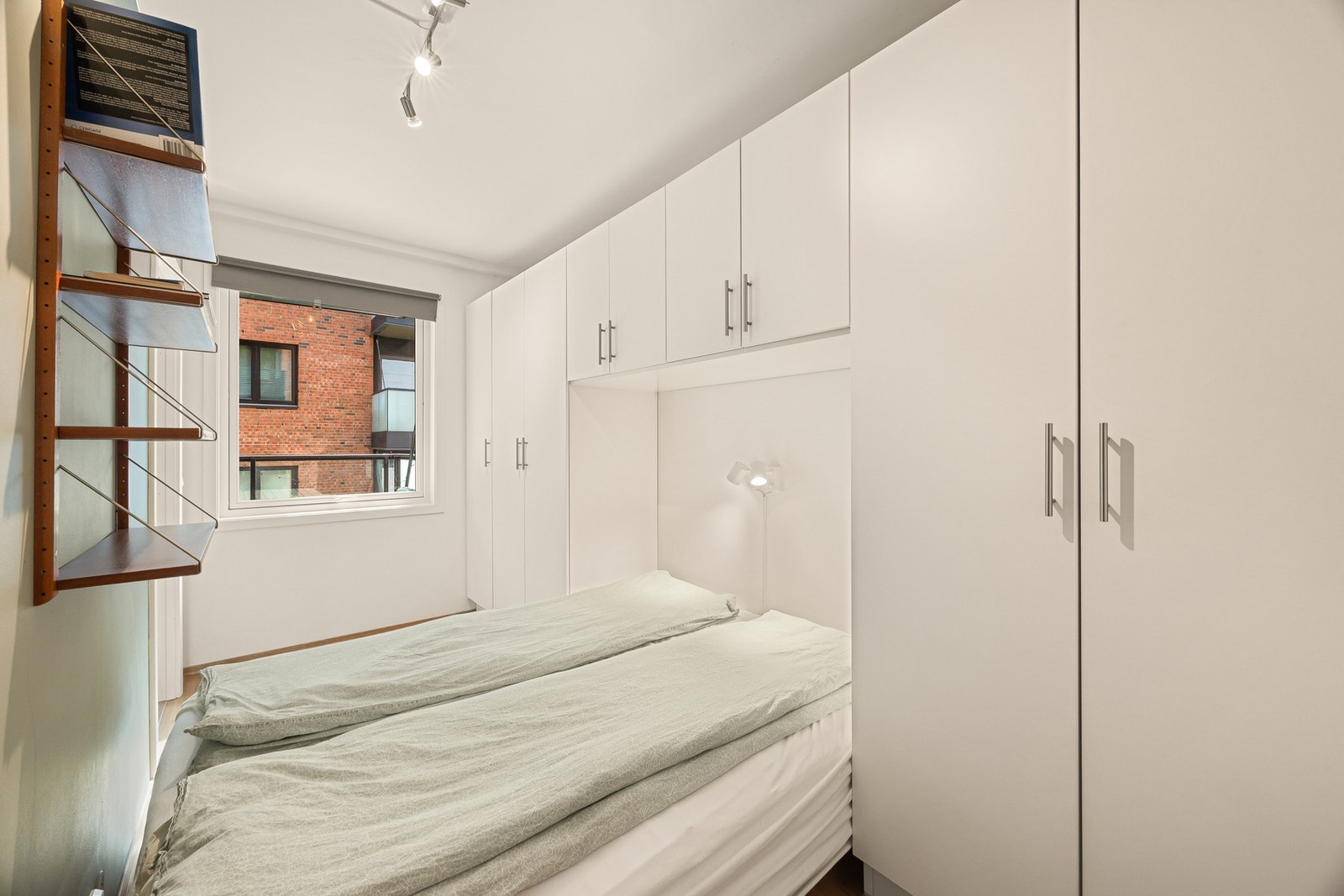 Soverommet er stort og har plass til dobbeltseng. Galleribilde