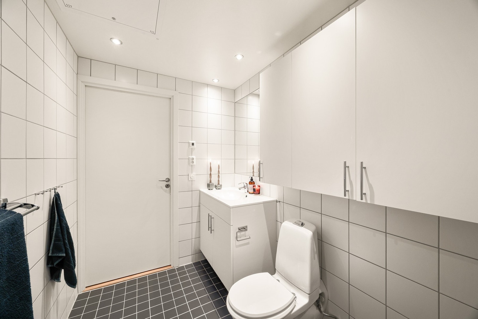 Vegghengt toalett og downlight i tak med dimmer. Galleribilde