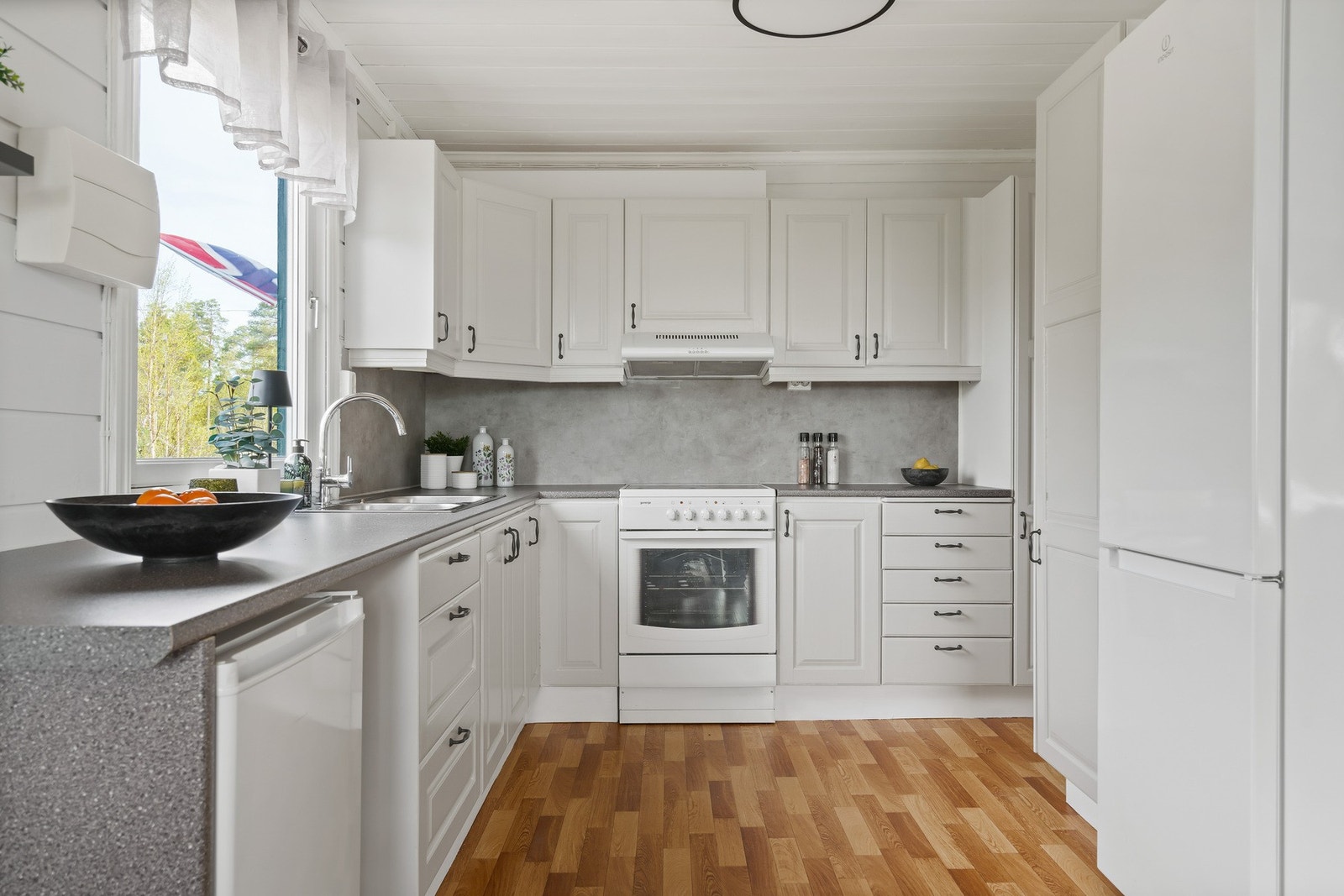 Lyst kjøkken med profilerte fronter. Galleribilde