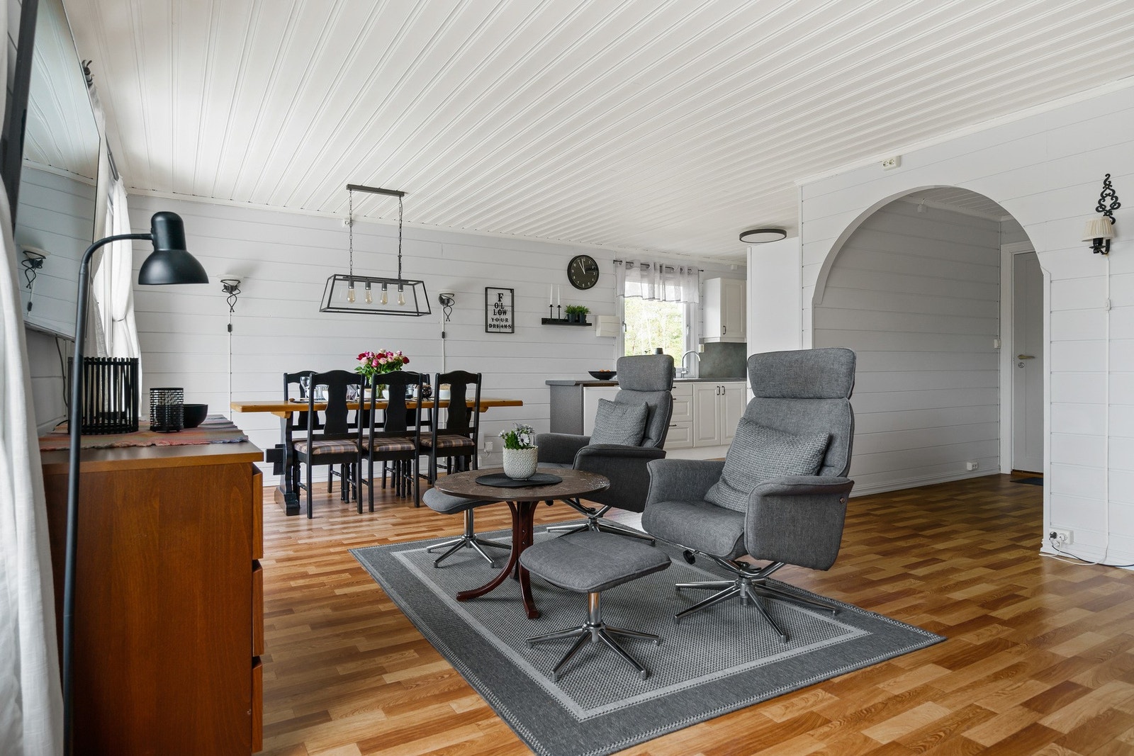 Stuen har plass til både sofagruppe og spisestue. Galleribilde