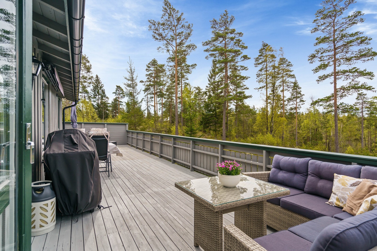 Her er det flotte solforhold og god plass til utemøbler, samt grill. Galleribilde