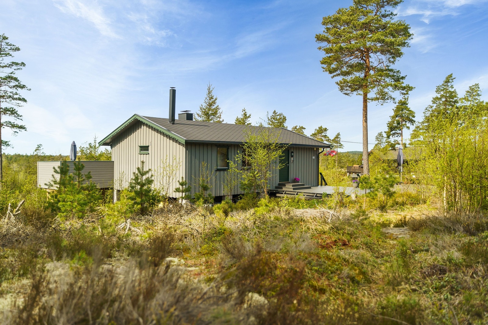 Hytta er beliggende usjenert og fredelig til i solrike omgivelser på veletablerte Aarbu hyttefelt. Galleribilde
