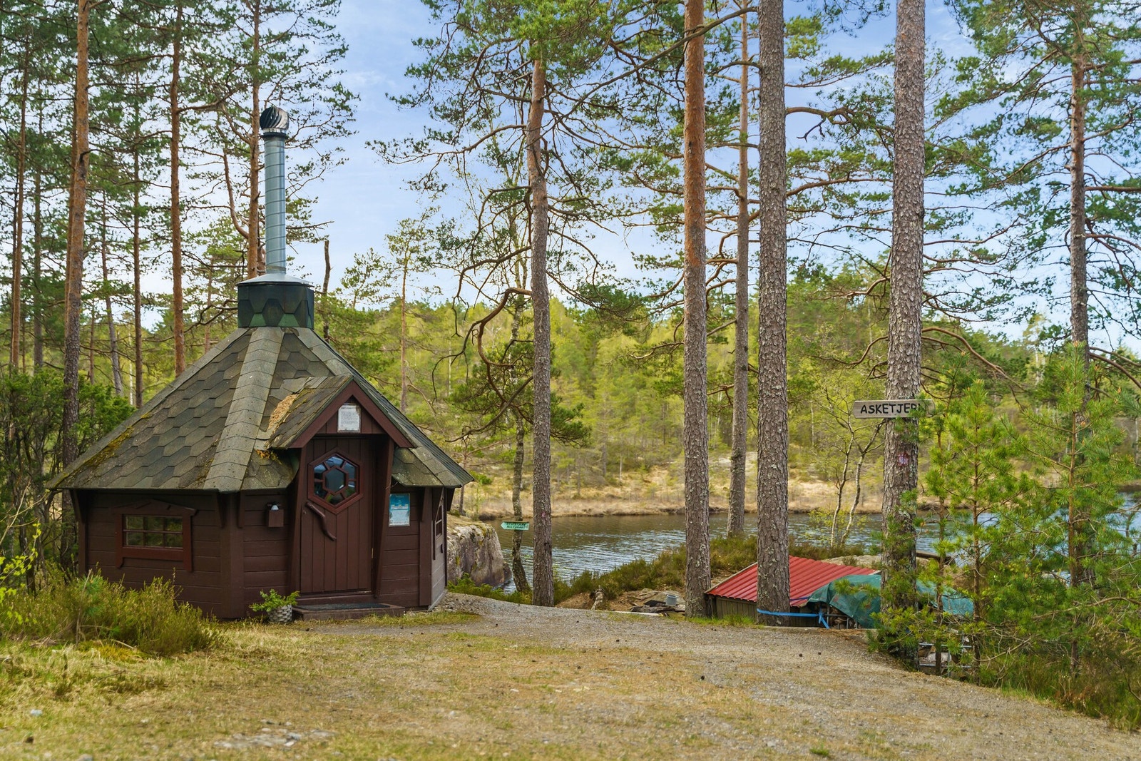 Det er også etablert eget servicehus som ble ferdigstilt våren 2018 og er til fri bruk for velforeningens medlemmer. Full tilgang med vaskemaskin og dusj. Galleribilde