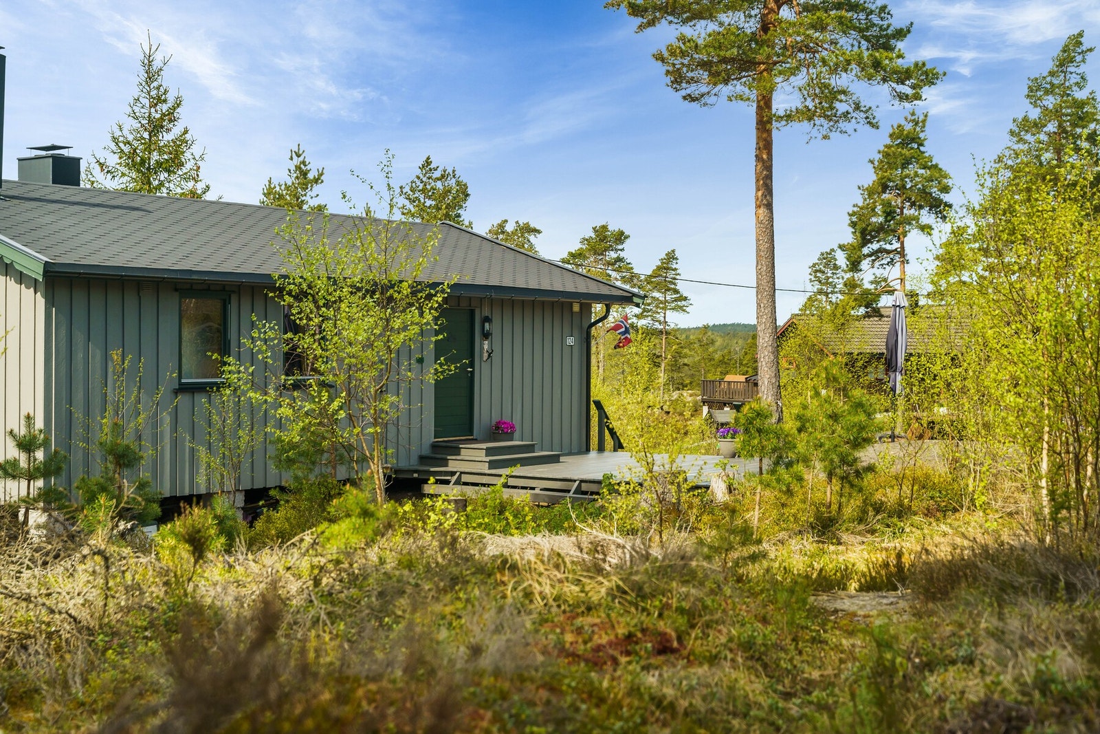 Det er for øvrig ca. 20 min. kjøring med bil til Halden sentrum og ca. 1,5 time bilkjøring til Oslo. Galleribilde