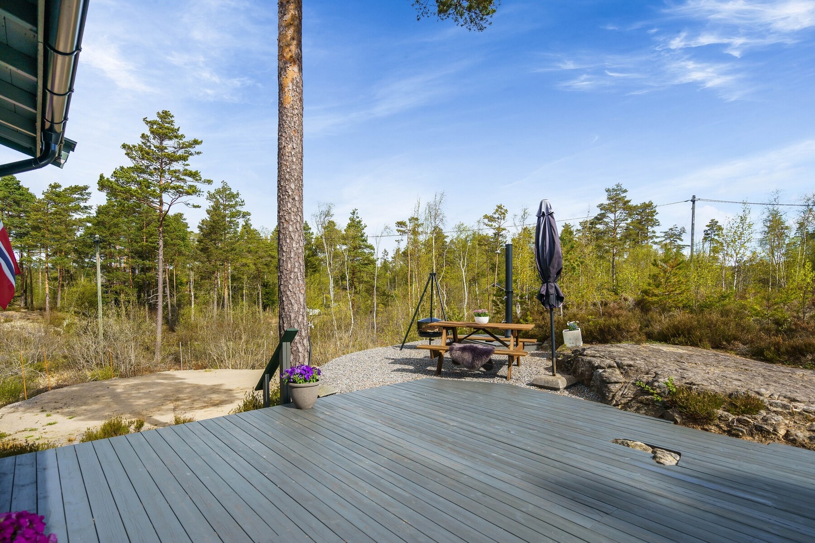 Det er store terrassearealer både foran og bak hytta på totalt 71 kvm. Galleribilde
