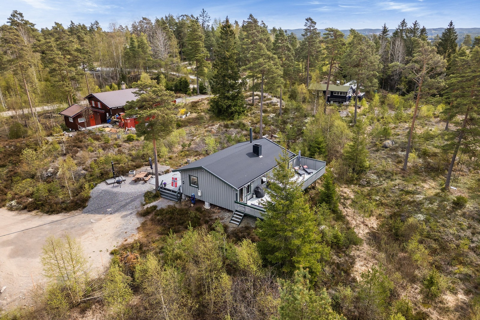 En fin naturtomt med bilvei helt frem. Det er opparbeidet gruset parkeringsplass rett utenfor døra. Galleribilde