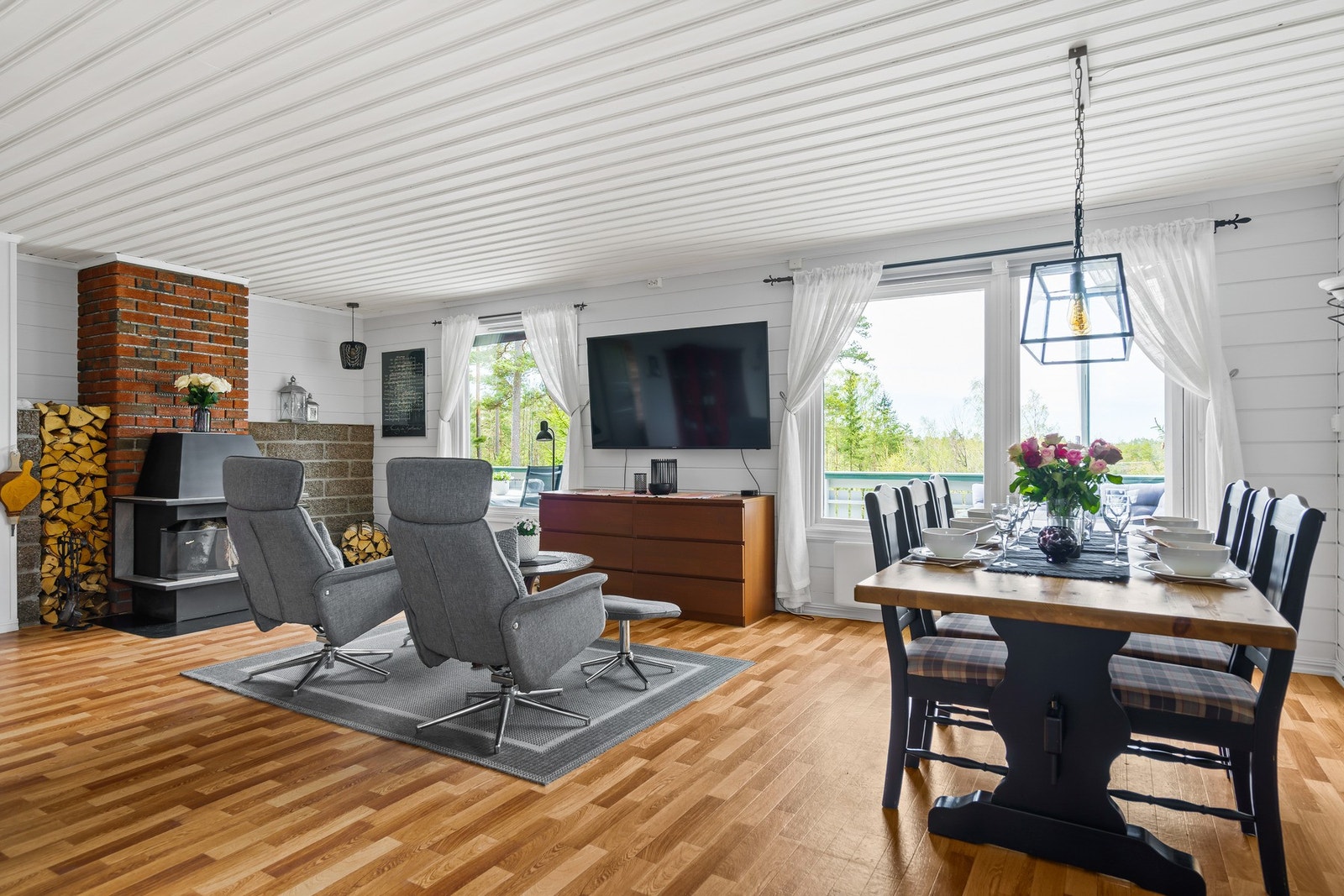 Her er alt på én flate med gang, åpen kjøkken/stue-løsning, 3 soverom og wc. Galleribilde