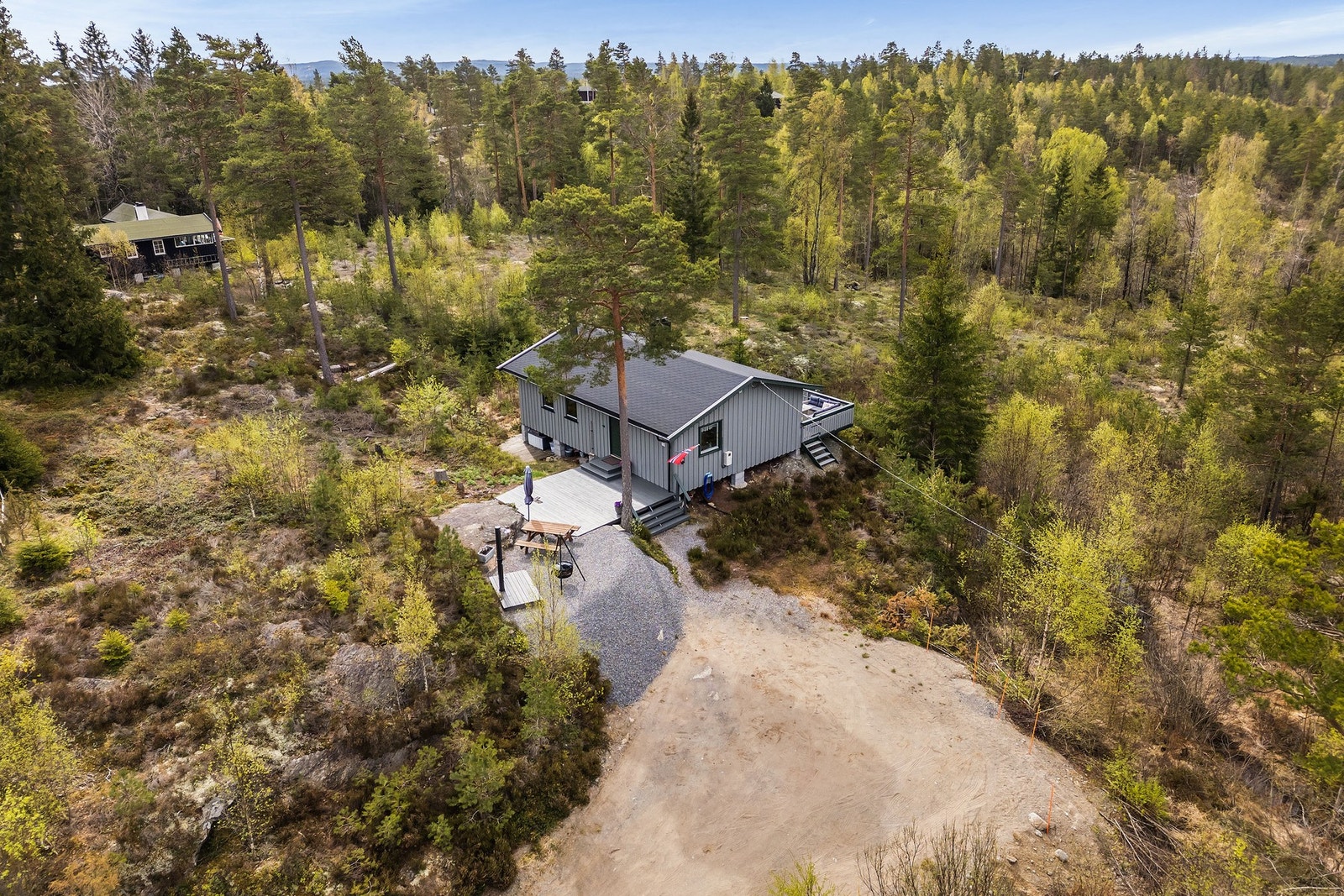 Hyttefeltet grenser til store villmarksområder hvor man kan gå lange turer i urørt natur. Lenger nord i Vestfjella finnes mange hyggelige fiskevann. Galleribilde