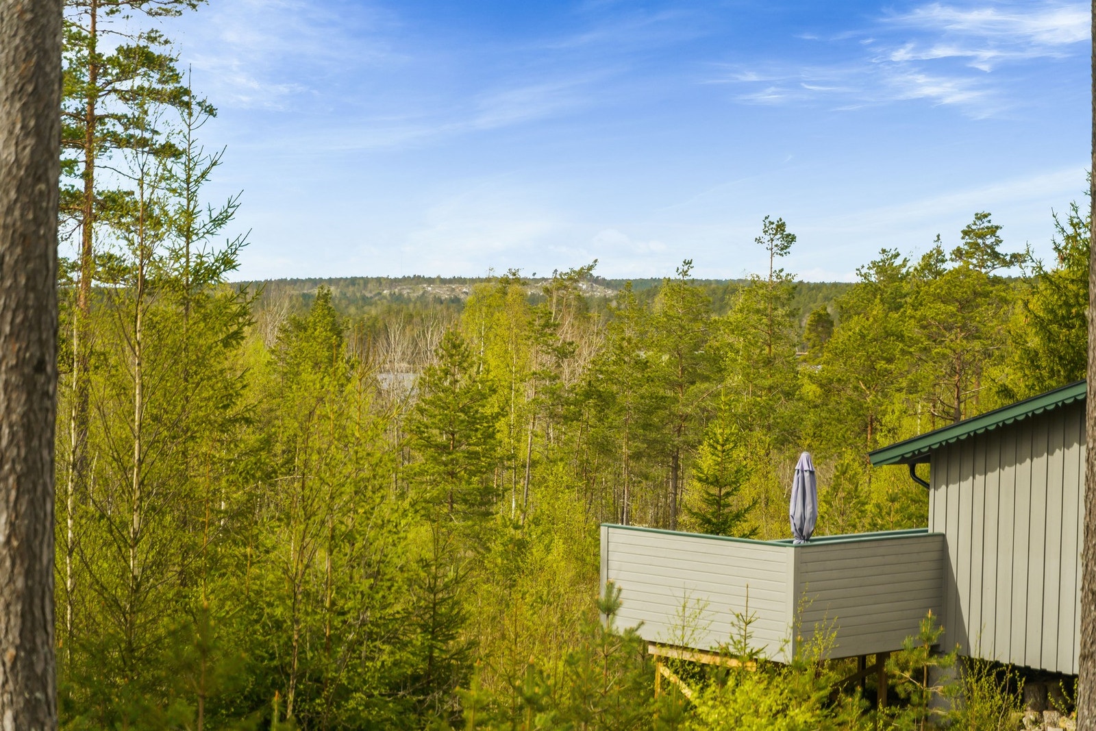 Hytta er sydvestvendt med gode solforhold og gløtt til vakre Holevannet med kun ca. 200 meter i luftlinje unna. Galleribilde