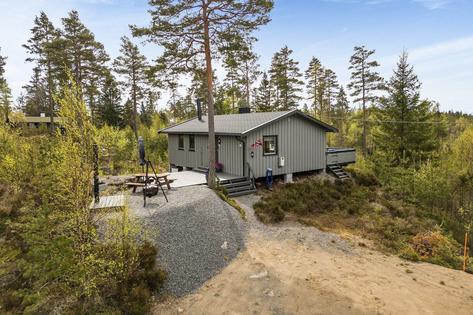 Tomten består av bartrær, løvtrær og fjell. Galleribilde