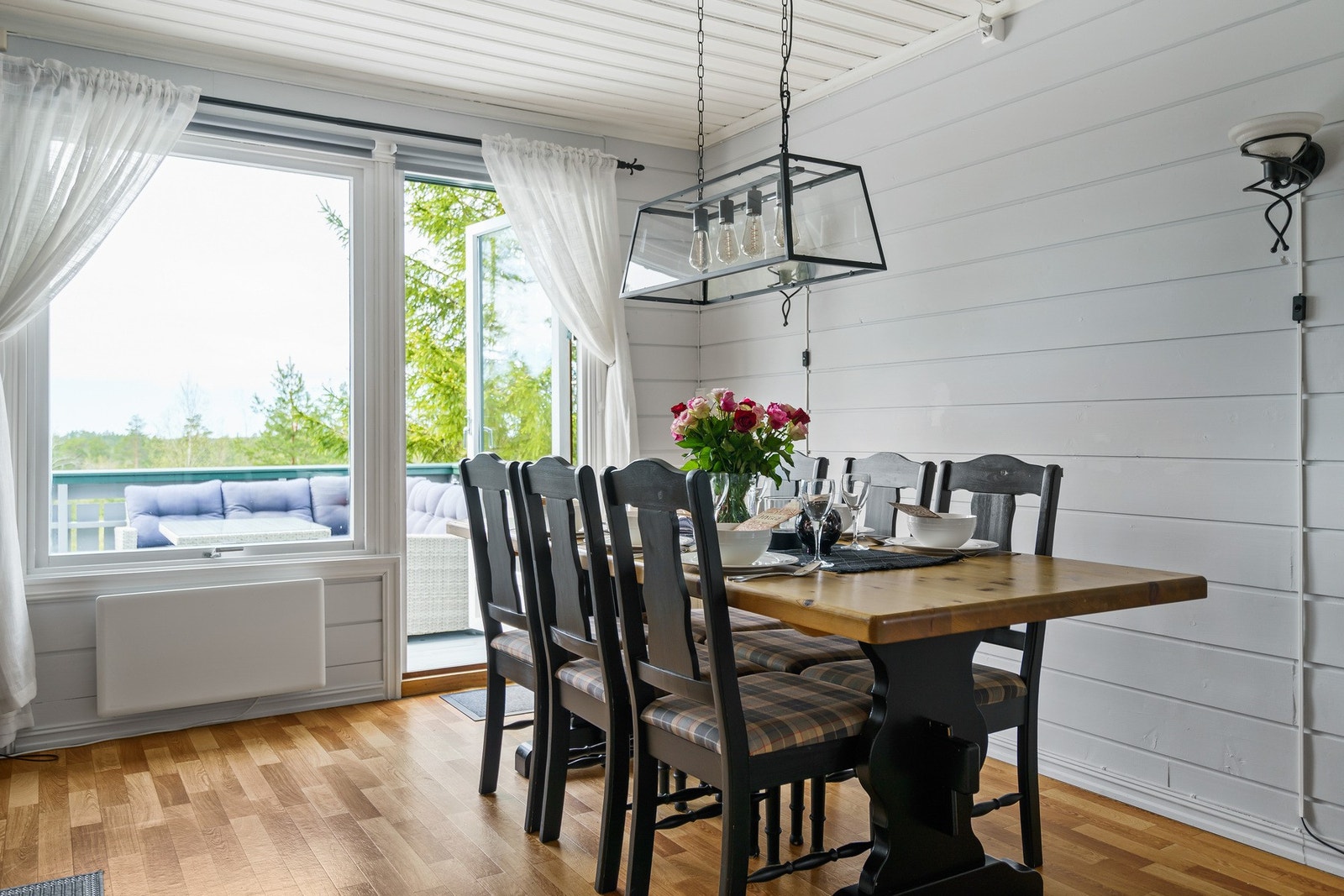 Fra stue/kjøkken er det utgang til en stor terrasse. Galleribilde